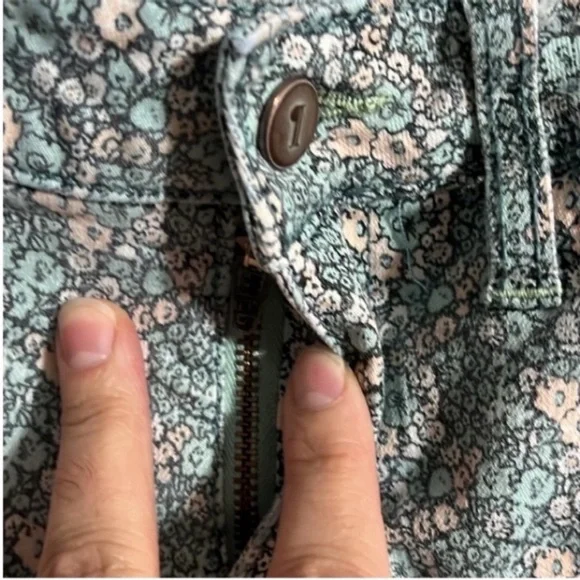 Pilcro and the Letterpress Slim Stet Floral Pants Size: 28 Inseam: 24” - Picture 3 of 8